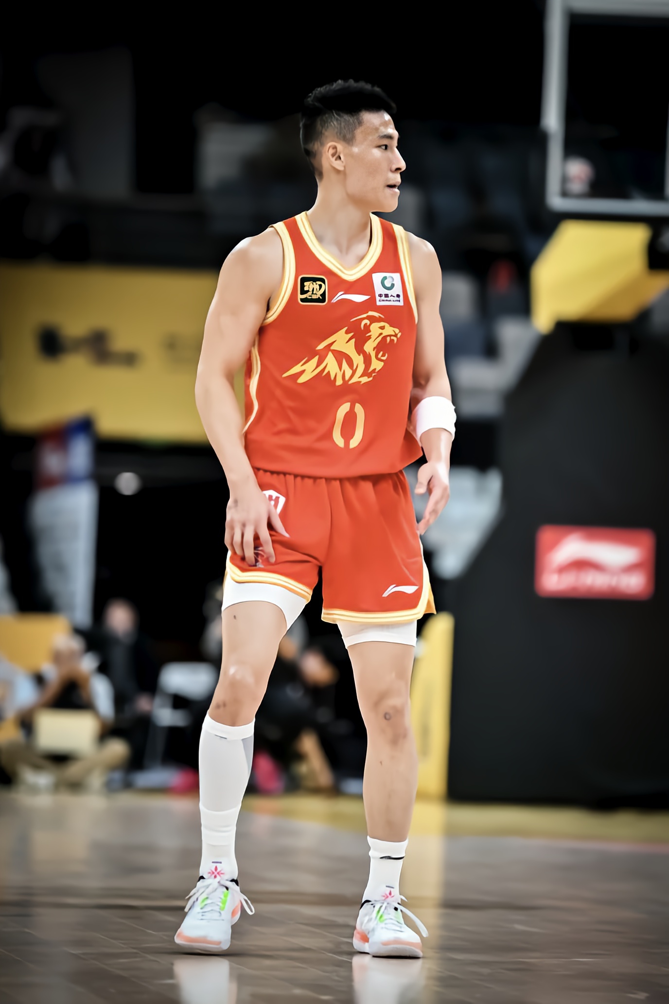 冲刺阶段NBA季后赛传出新动向，广厦男篮更衣室发声，管理层表态：更衣室稳定，轮换策略成焦点的简单介绍